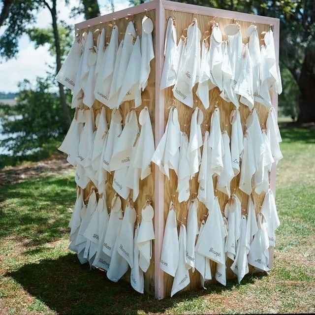 Seating para una boda hecho con pañuelos