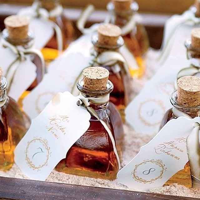 Seating para una boda con botes de cristal