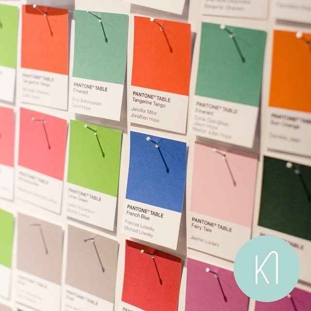 Seating para una boda hecho con colores del Pantone