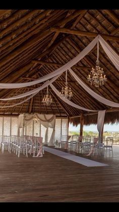 Los candelabros con cortinas es lo de hoy