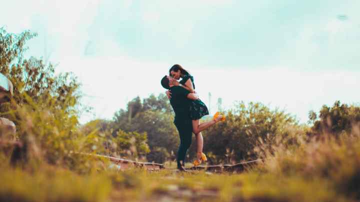 Karla reta a los novios de la comu a subir una foto de ellos besándose - 1