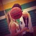 jugando basquetball