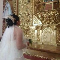 ofreciendo el ramo a la virgen