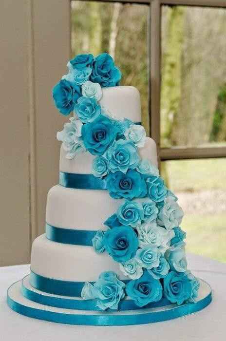 Pastel de bodas con flores turquesa 
