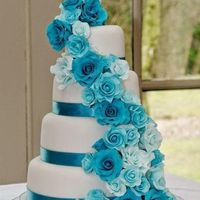 Pastel de bodas con flores turquesa 
