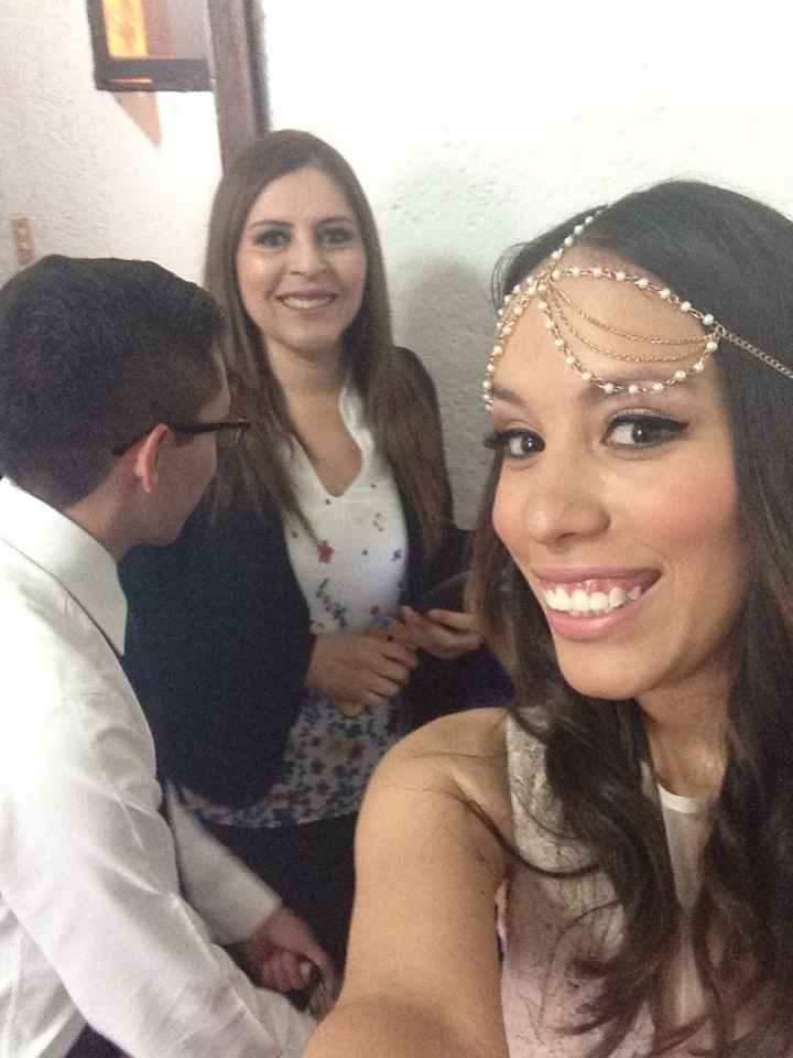 la típica selfie entrando al salón en dónde el juez fue a casarnos (mi hermano ni se dió cuenta jaja