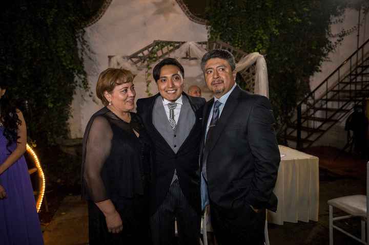El novio feliz y nervioso pero sacándose fotos con los paparazzi y mis suegritos jijiji