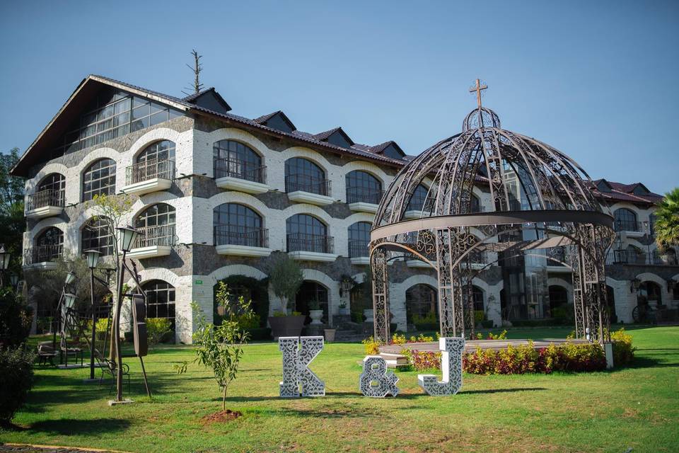 Letras gigantes en el jardín