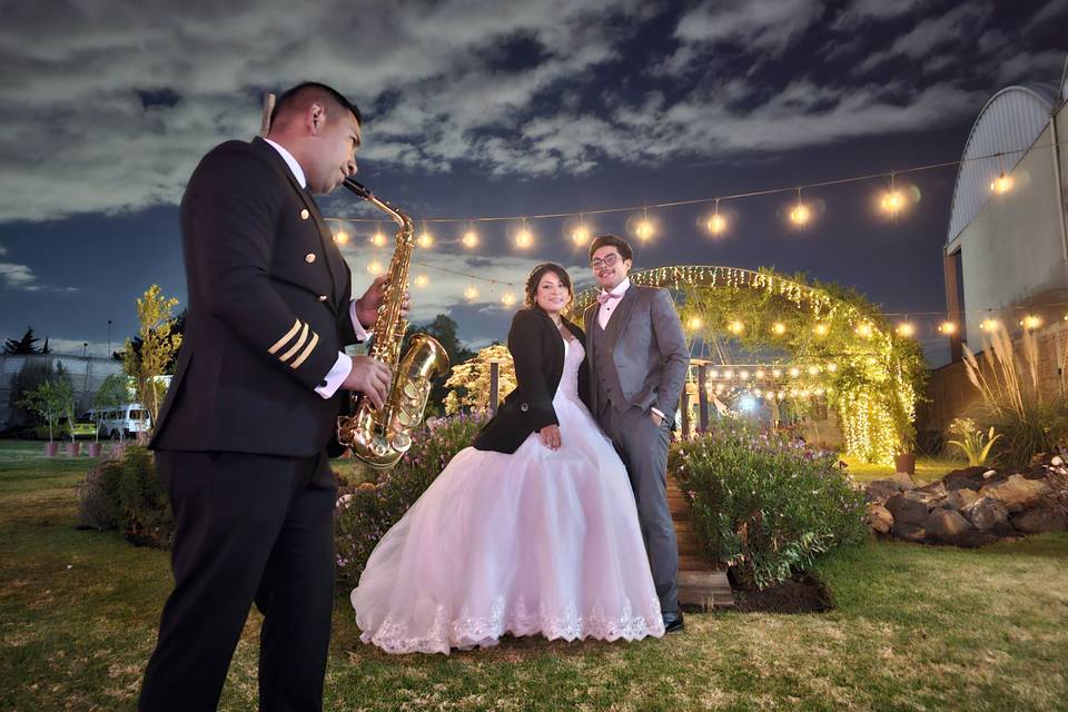 Novios posando en el jardín