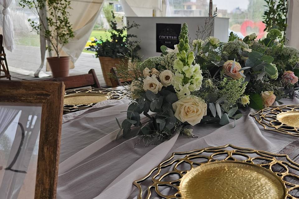 Mesa con platos dorados