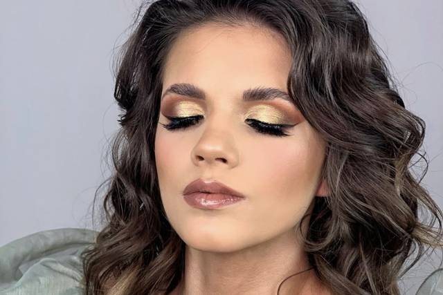 Novia con maquillaje dorado