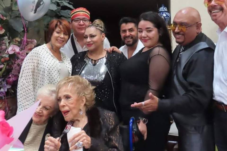 Cumpleaños sra. Silvia Pinal