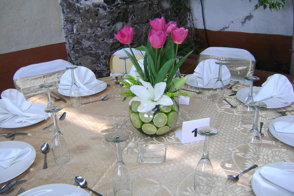Centro de mesa con tulipanes en pecera con limones