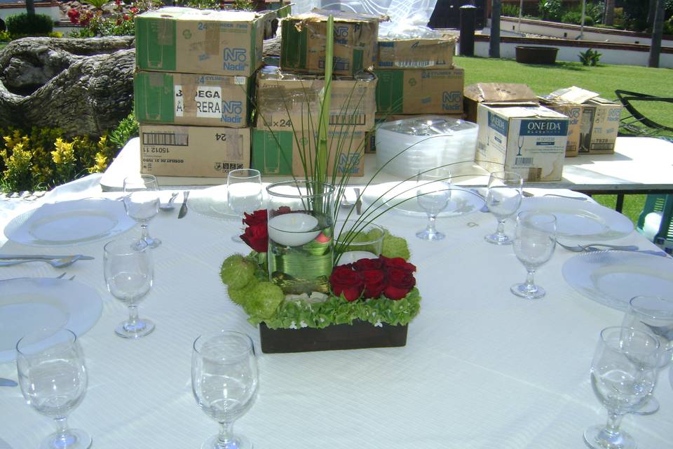 Centro de mesa de rosas cilindros y velas flotantes