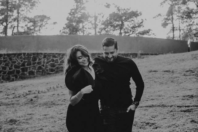 Pareja caminando en el campo