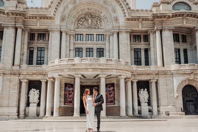 Novios frente al Palacio de Bellas Artes