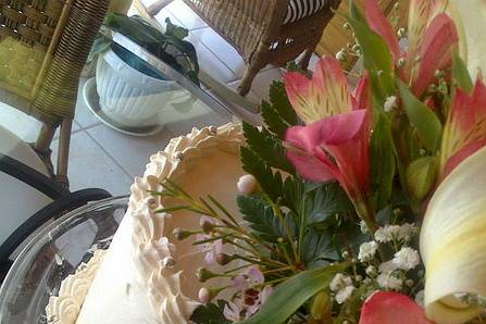 Pastel decorado con flores naturales