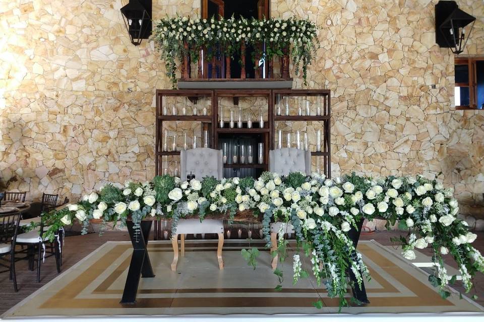 Mesa de novios con backdrop