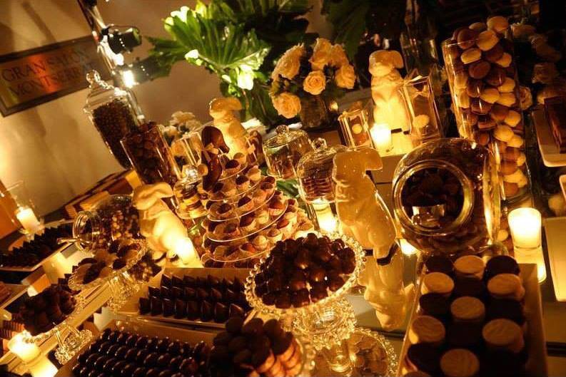 Mesa de postres y chocolates