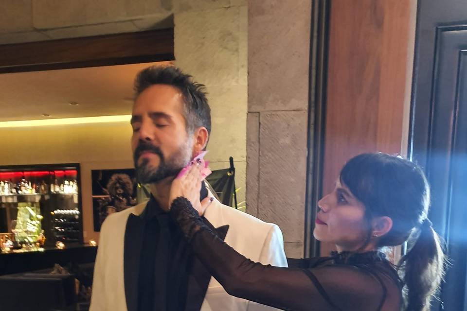 Tatuando en el cuello