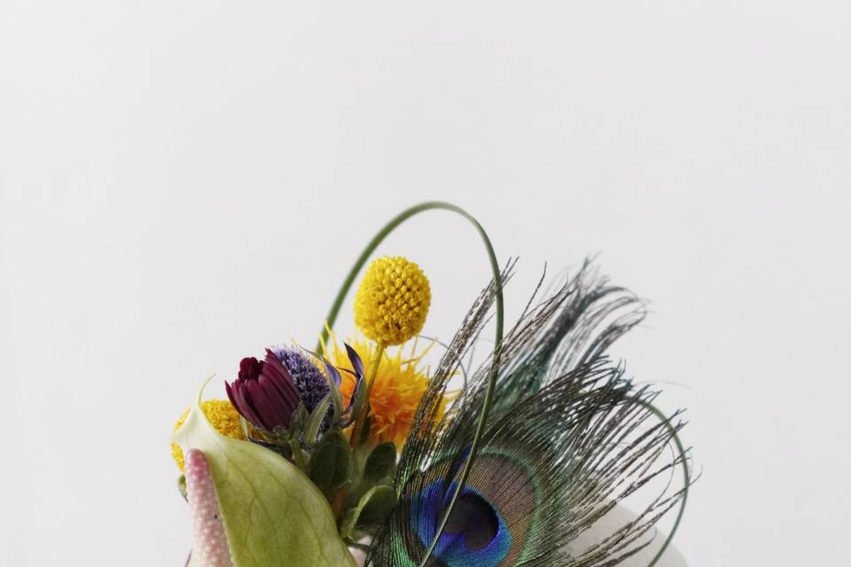 Boutonniere con pluma de pavor