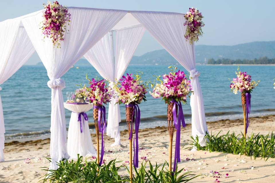 Decoración con flores rosas en la playa