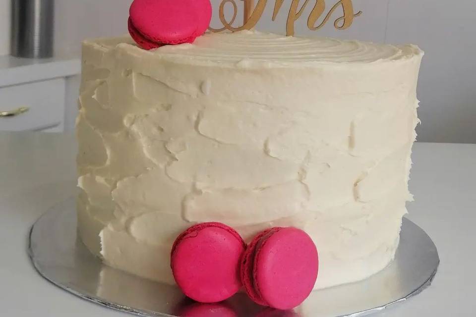 Pastel de bodas con macarons rosas