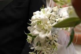 Ramo con orquídeas blancas