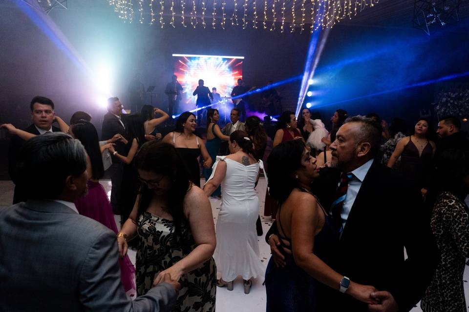 Novia bailando entre sus invitados