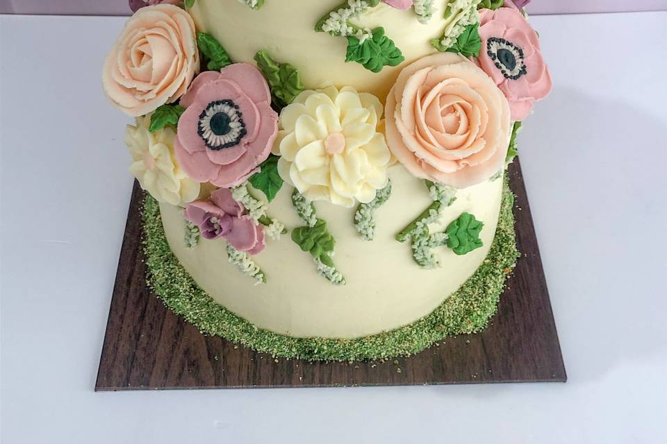 Pastel con flores lilas y durazno