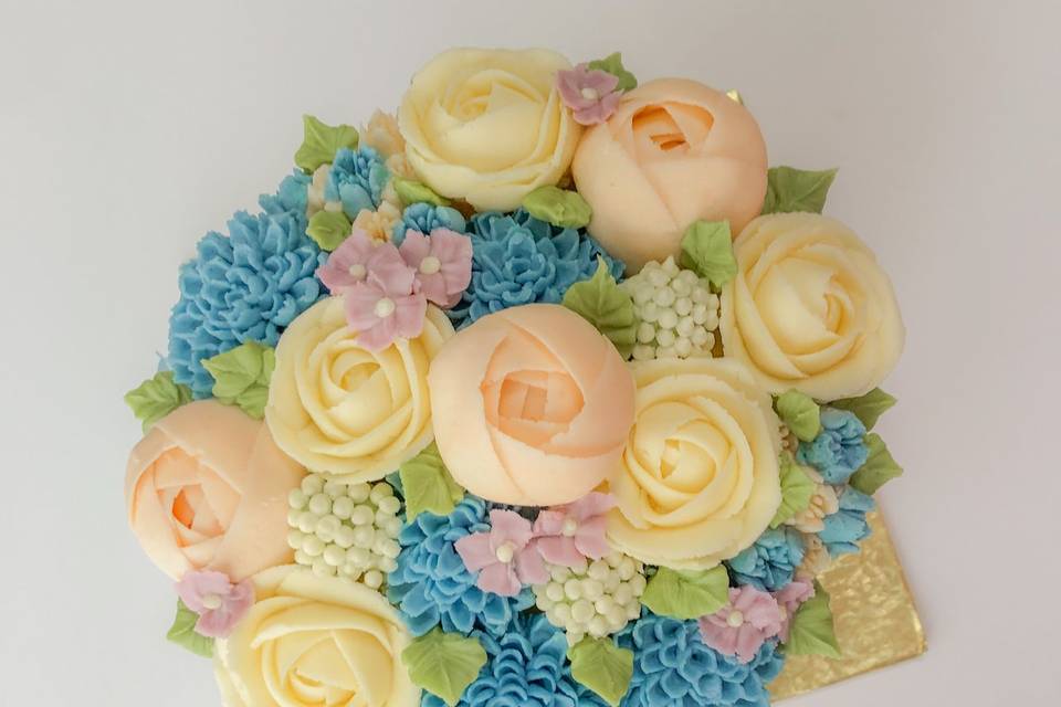 Pastel con flores azules