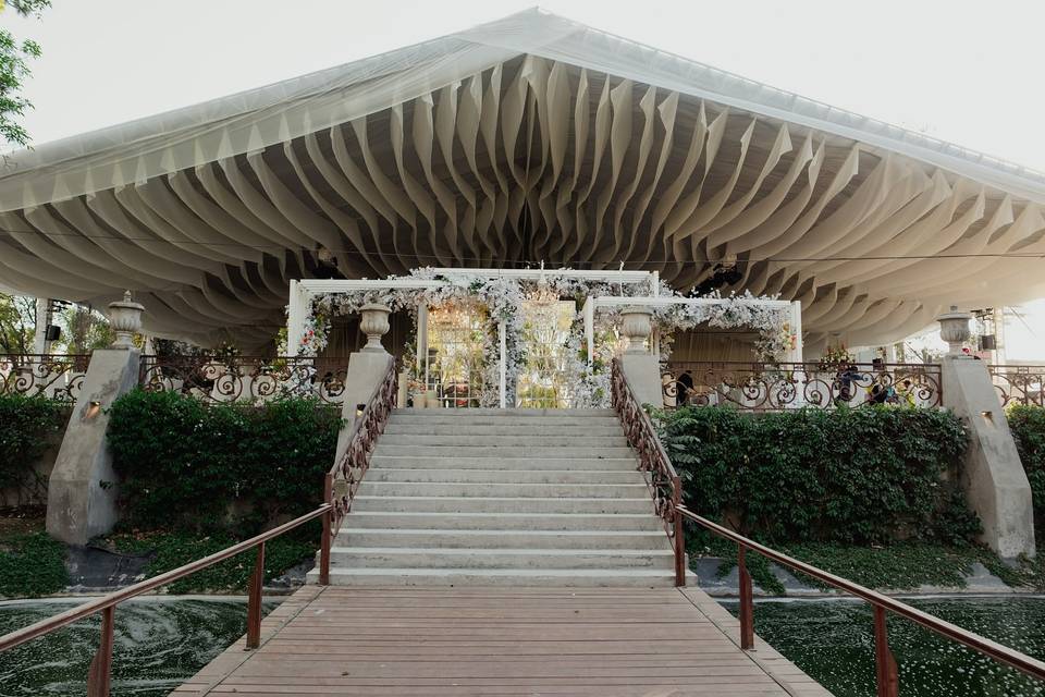 Entrada decorada con telas y flores blancas