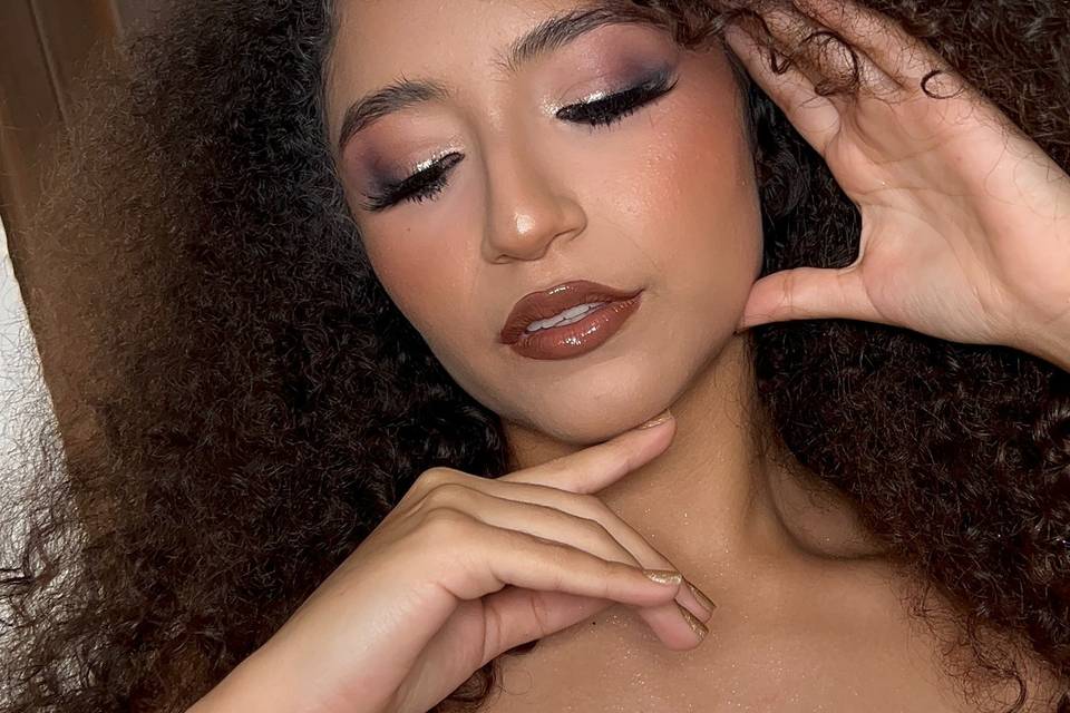 Makeup con delineado glitter