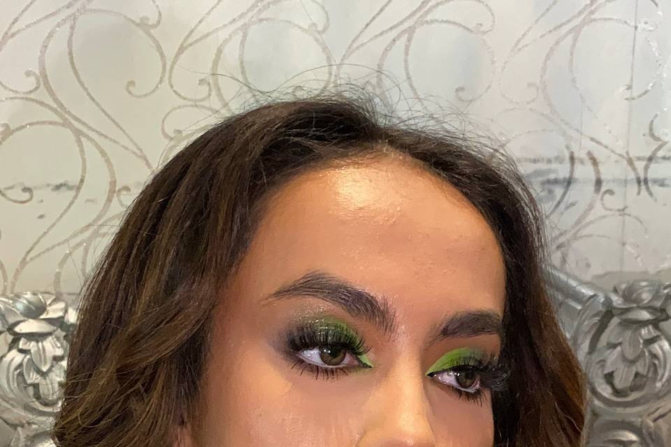 Maquillaje pop de color verde