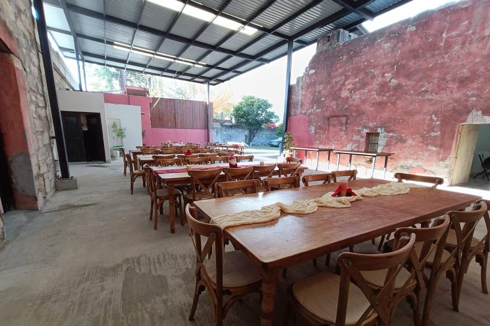 Exterior  del patio con mesas