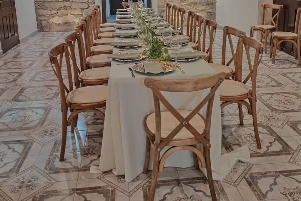 Montaje de mesa y sillas en una sala para eventos