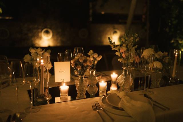 Mesa decorada con velas y flores
