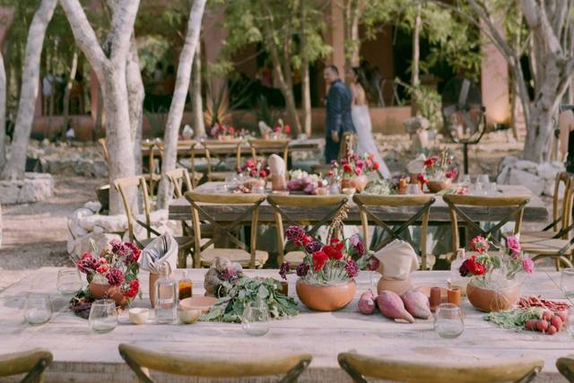 Mesas decoradas con flores de colores