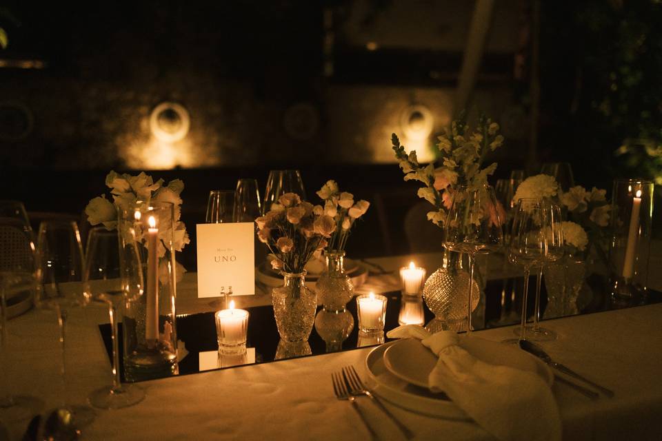 Mesa decorada con velas y flores