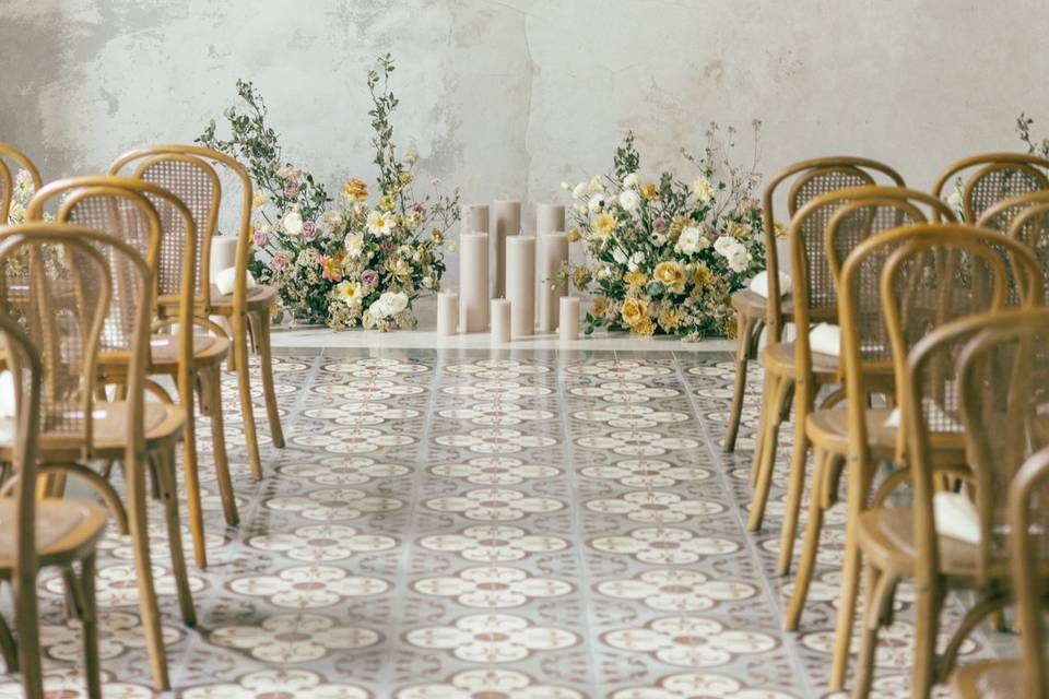 Sillas de madera acomodadas para la ceremonia