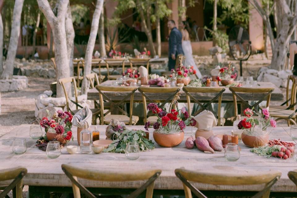 Mesas decoradas con flores de colores