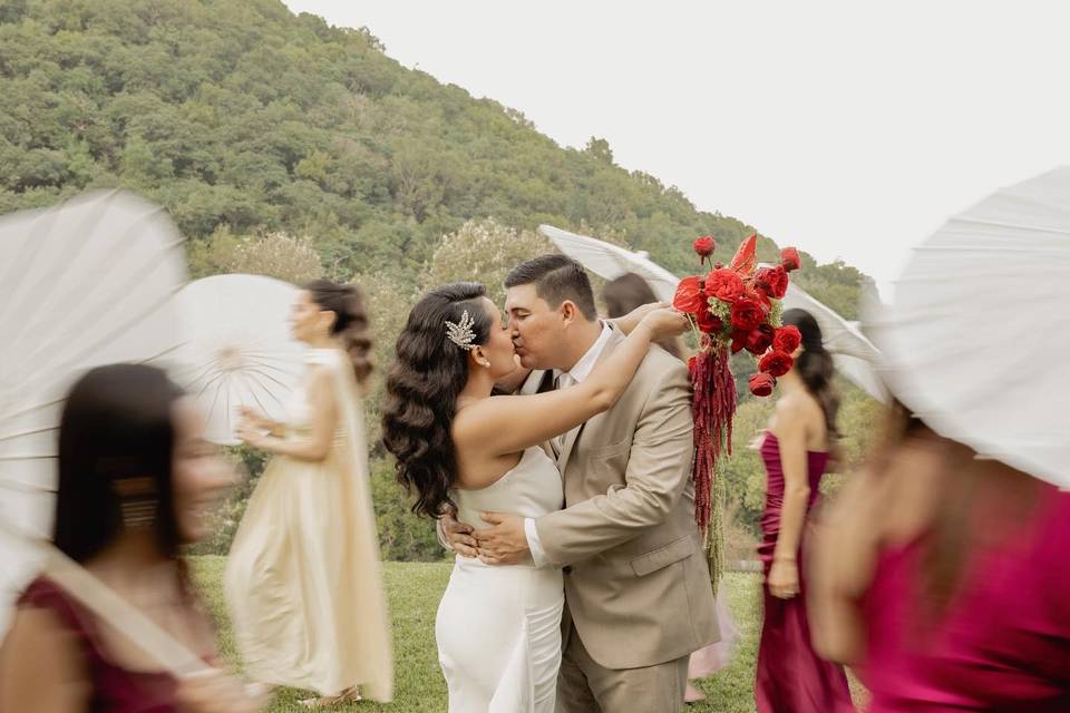 Novios rodeados