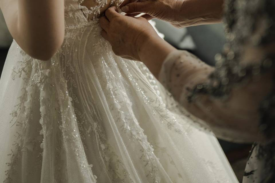 Abrochando el vestido de novia