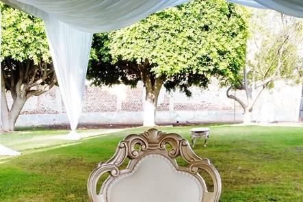 Silla blanca platino glam