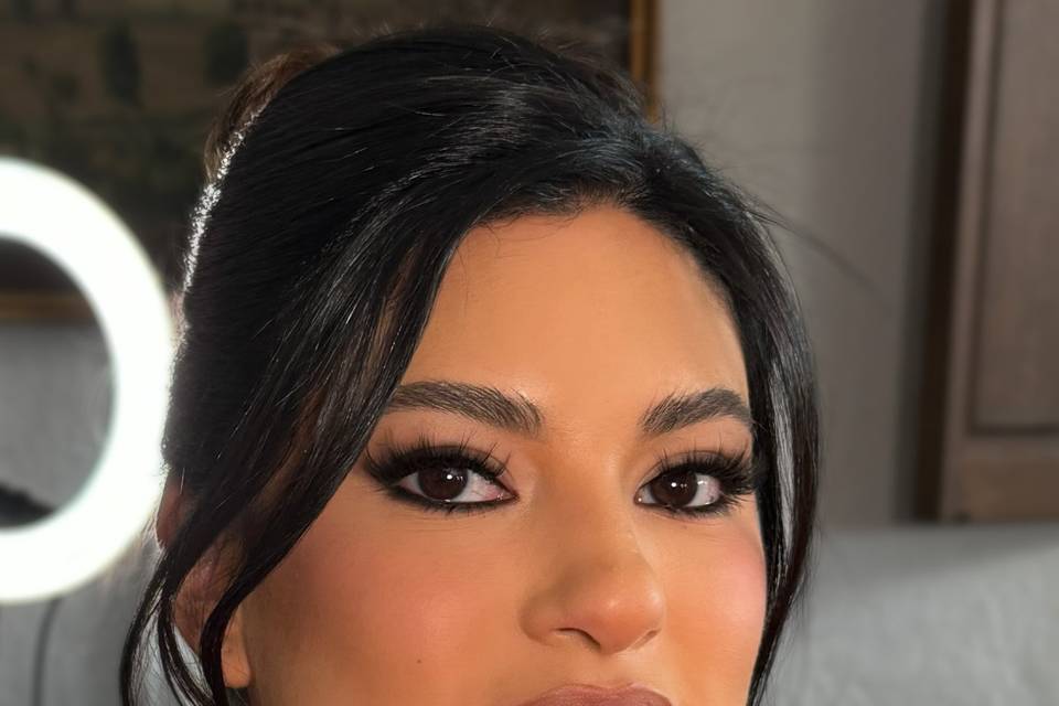 Moni Cisneros Makeup