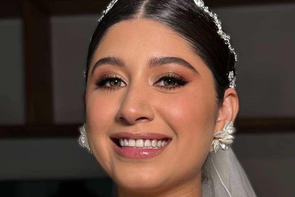 Moni Cisneros Makeup