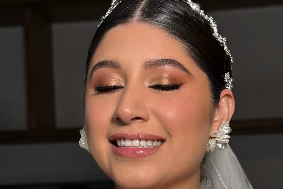 Moni Cisneros Makeup