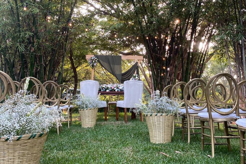 Mesa de novios al fondo en un jardín