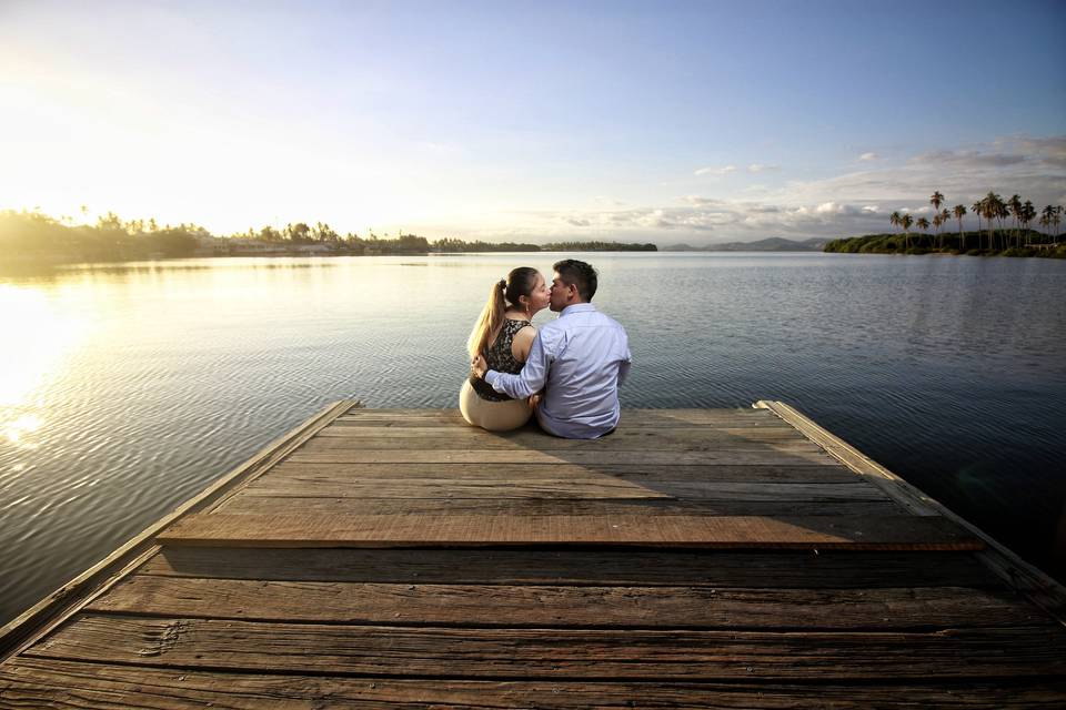 Pareja besándose en el lago