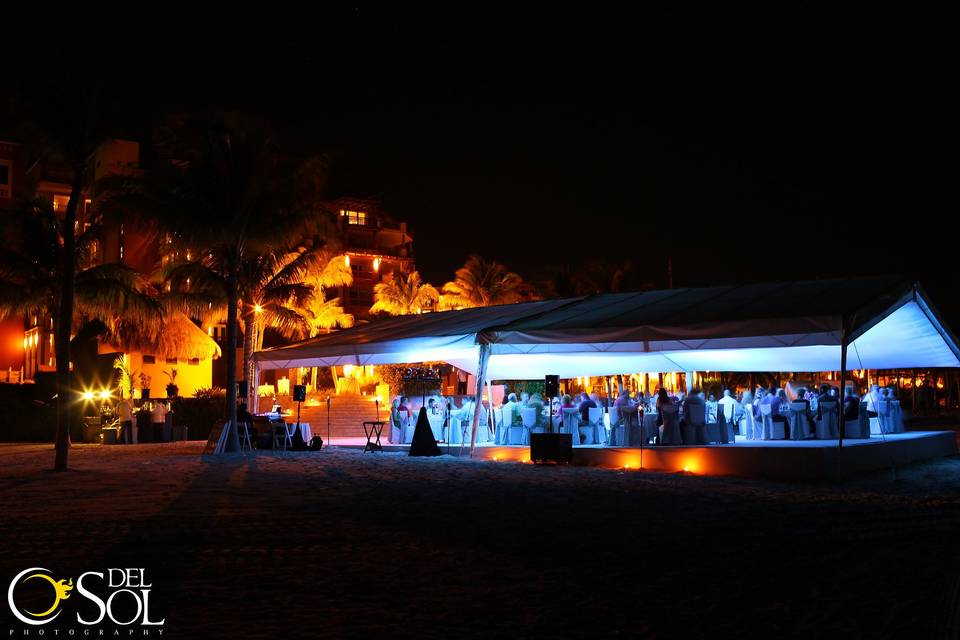 Carpa en la playa